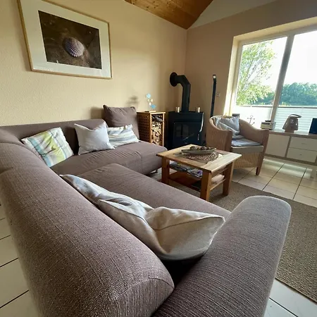 4 Personen Mit Kanu, Kaminofen Und Herrlichem Seeblick In Ferienhaus